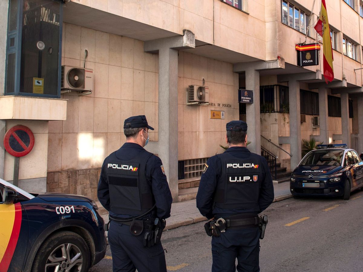 Foto: Agentes de la Policía Nacional de Linares. (EFE)