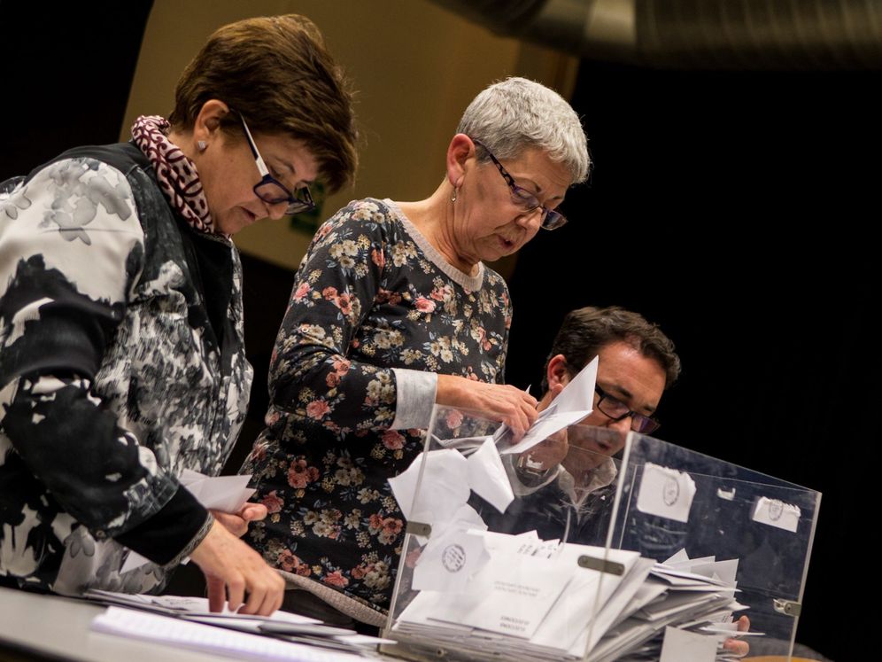 Foto: Integrantes de una mesa electoral durante el recuento de votos (EFE)