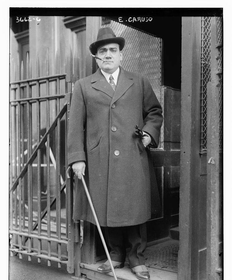 Foto: Enrico Caruso, en la entrada de la Ópera del Met, Nueva York. (Library of Congress, 1915)