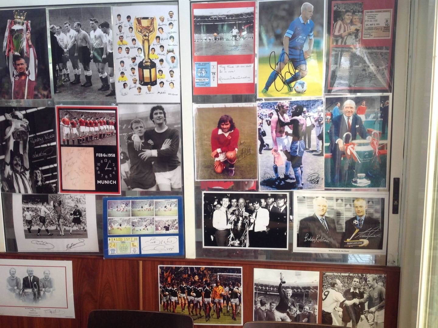 Pantallas gigantes, pizarras con los horarios de los partidos y pósteres con firmas de ídolos como Bobby Robson. El fútbol es una atracción más. Se ve en las terrazas con pintas de cerveza a 1,50 €. (Foto: V. Romero)