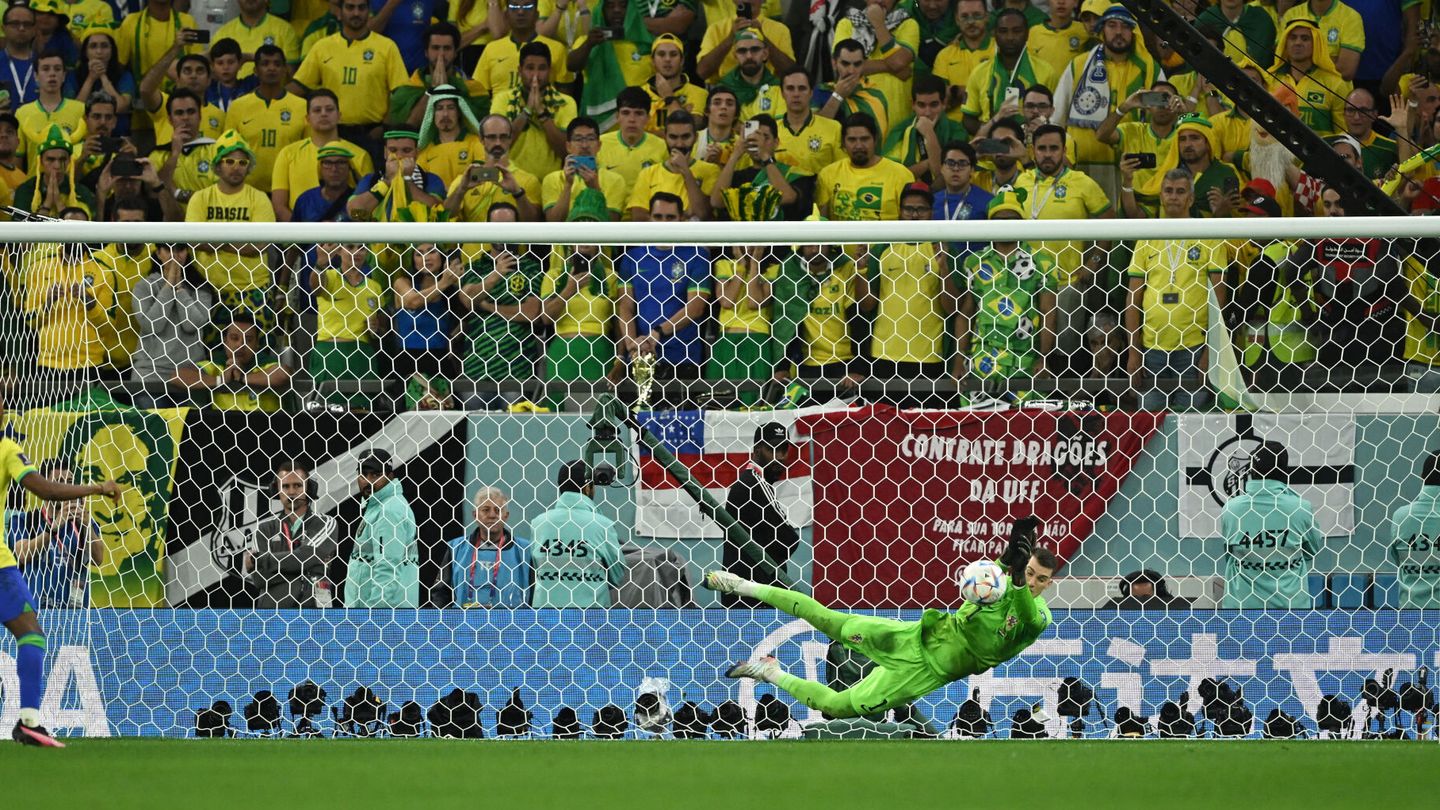 Livakovic detiene su penalti a Rodrygo en la tanda de los cuartos de final contra Brasil.