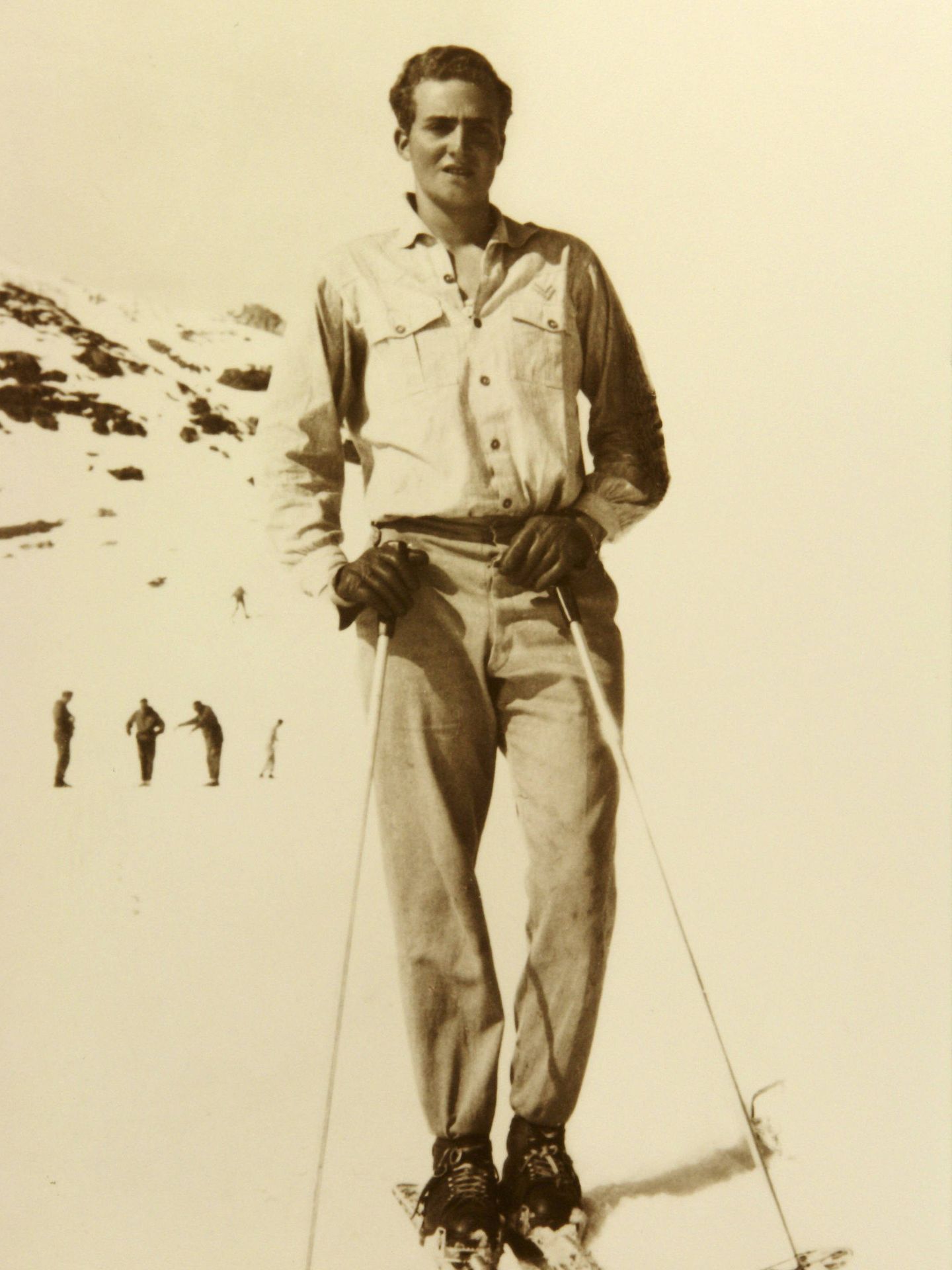 Fotografía perteneciente al archivo personal de Fermín J. Urbiola de don Juan Carlos esquiando, que se incluye en el libro 'Palabra de rey'. (EFE)
