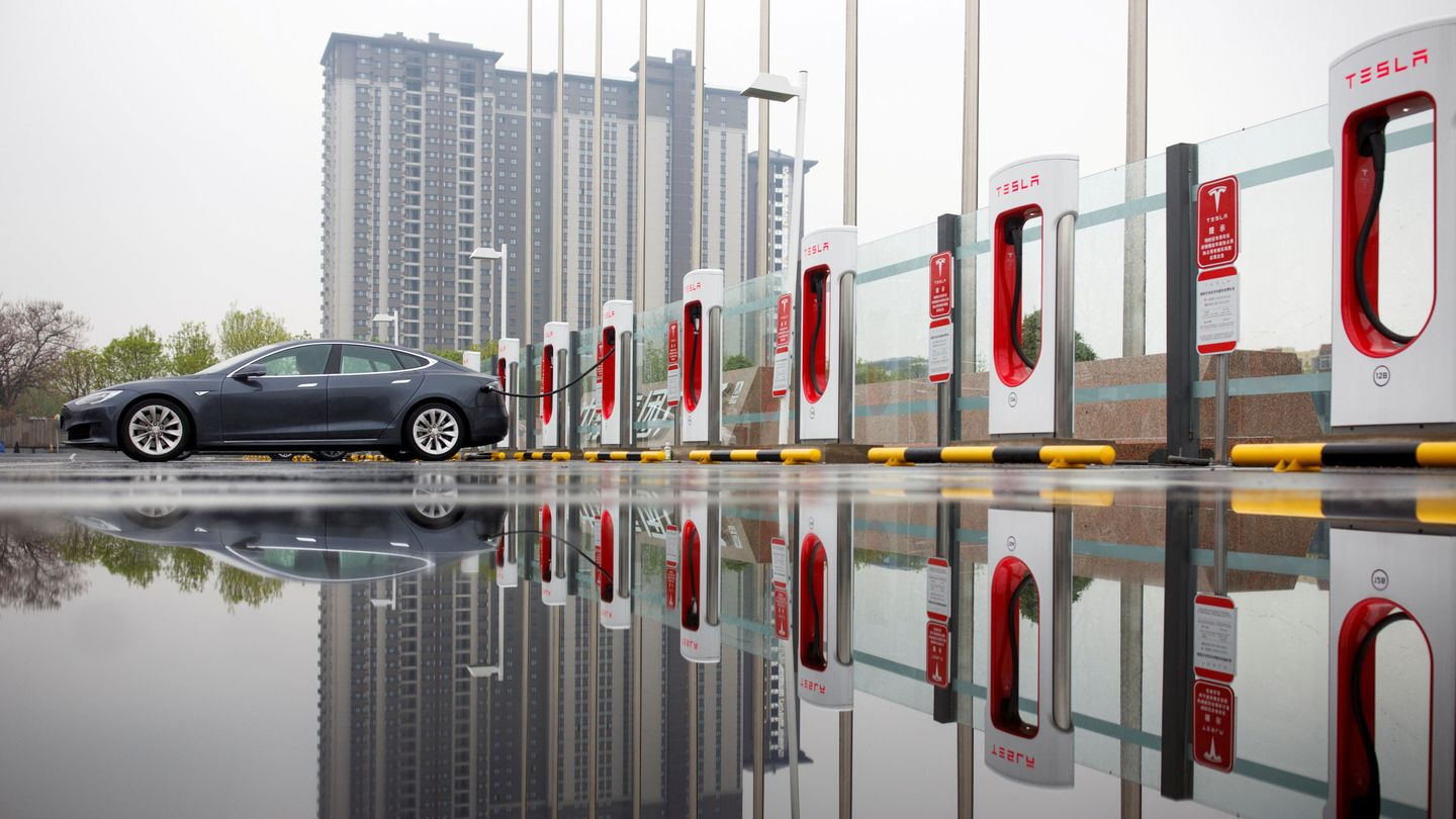 Un coche de Tesla cargando en una toma de electricidad (Reuters)