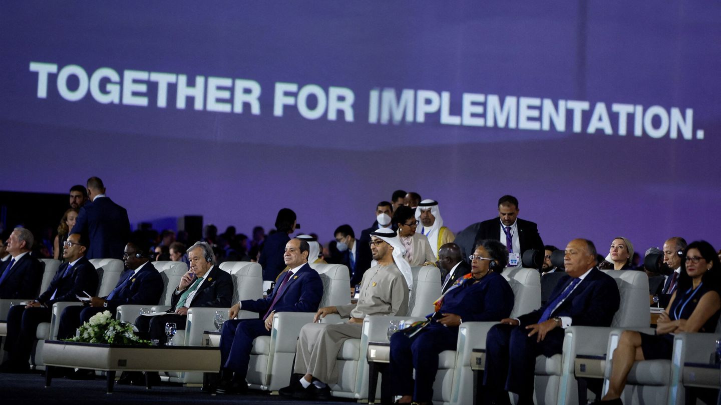 Los delegados bajo el lema de la COP27. (Reuters/Mohammed Salem)