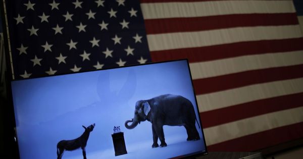 Foto: Una bandera de Estados Unidos con las mascotas de demócratas y republicanos (Reuters)