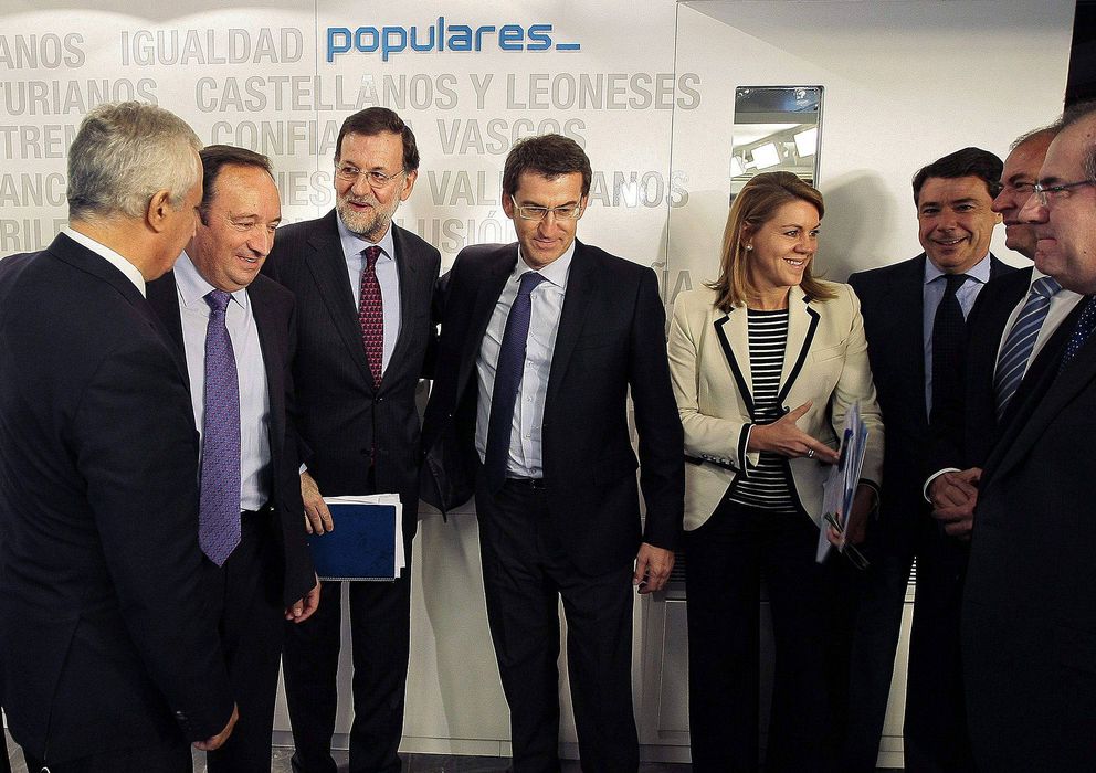 Foto: Rajoy (3i), el vicesecretario de Política Autonómica y Local Javier Arenas (i), Núñez Feijóo (c), Cospedal (4d), Pedro Sanz (2i), Ignacio González (3d), José Antonio Monago (2d) y Juan Vicente Herrera. (EFE)