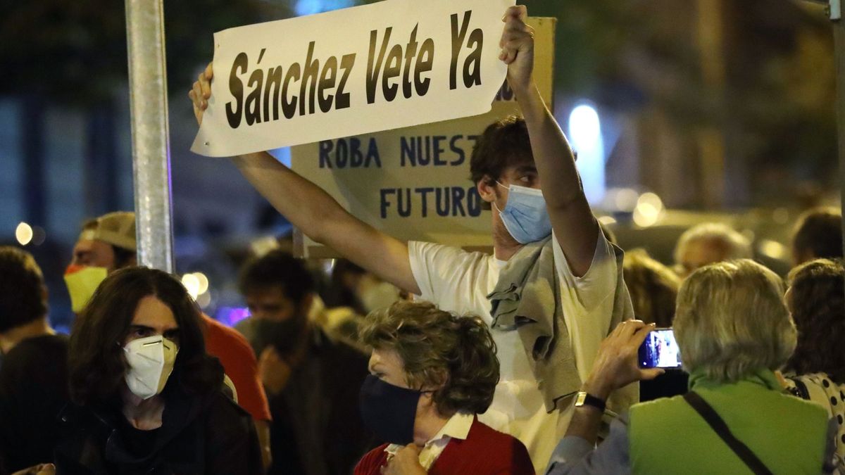 Protesta en Ferraz contra el estado de alarma en Madrid