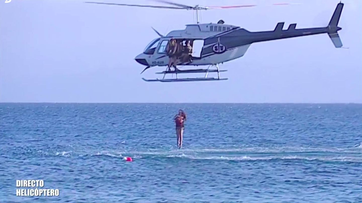 El momento en el que Rocío Flores salta del helicóptero. (Telecinco)