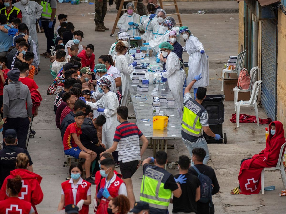 Foto: Decenas de menores llegados solos a Ceuta se hacen las pruebas de covid. (EFE)