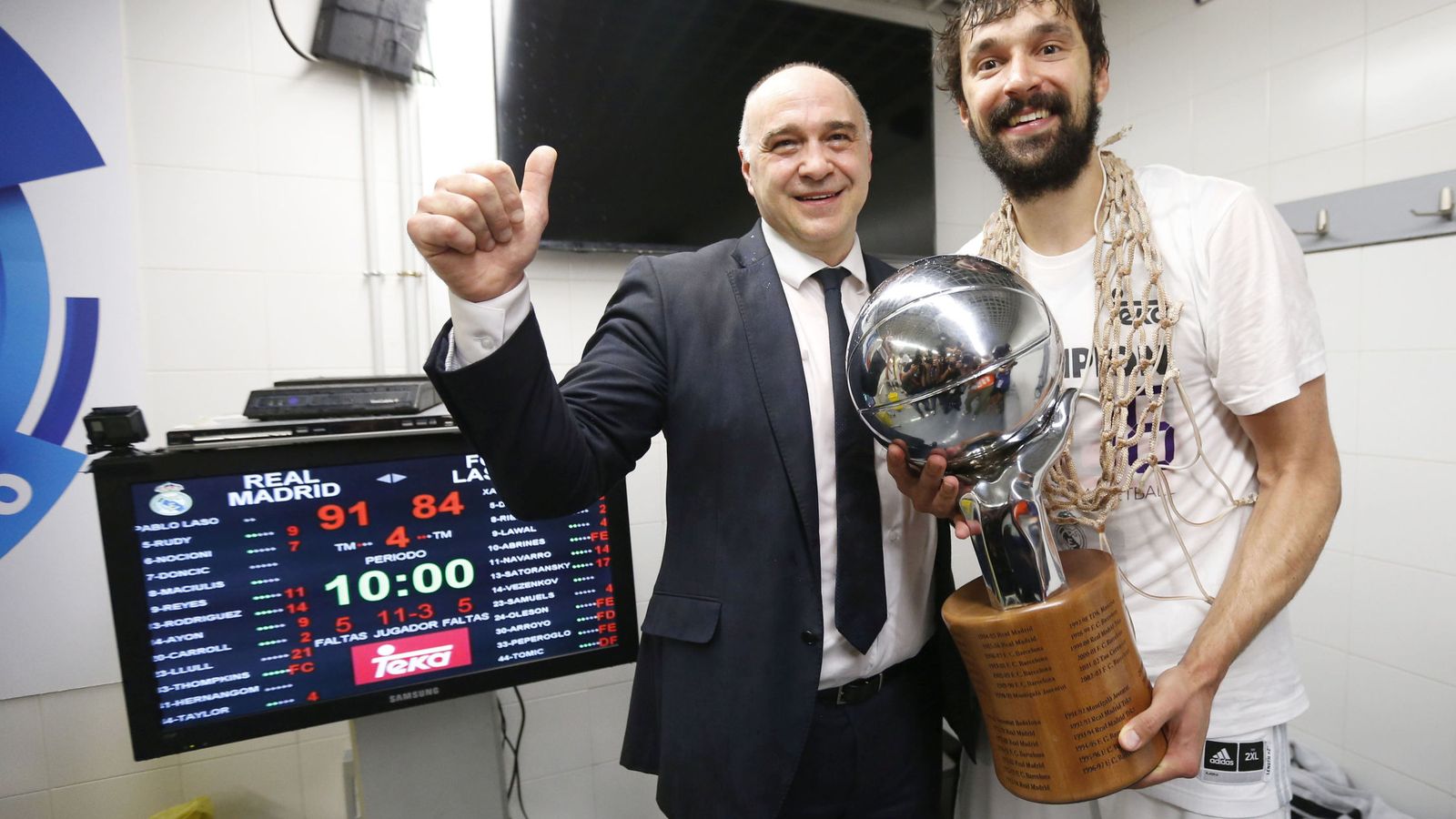 Foto: Laso y Llull posan con el título de campeones (Juan Carlos Hidalgo/EFE)