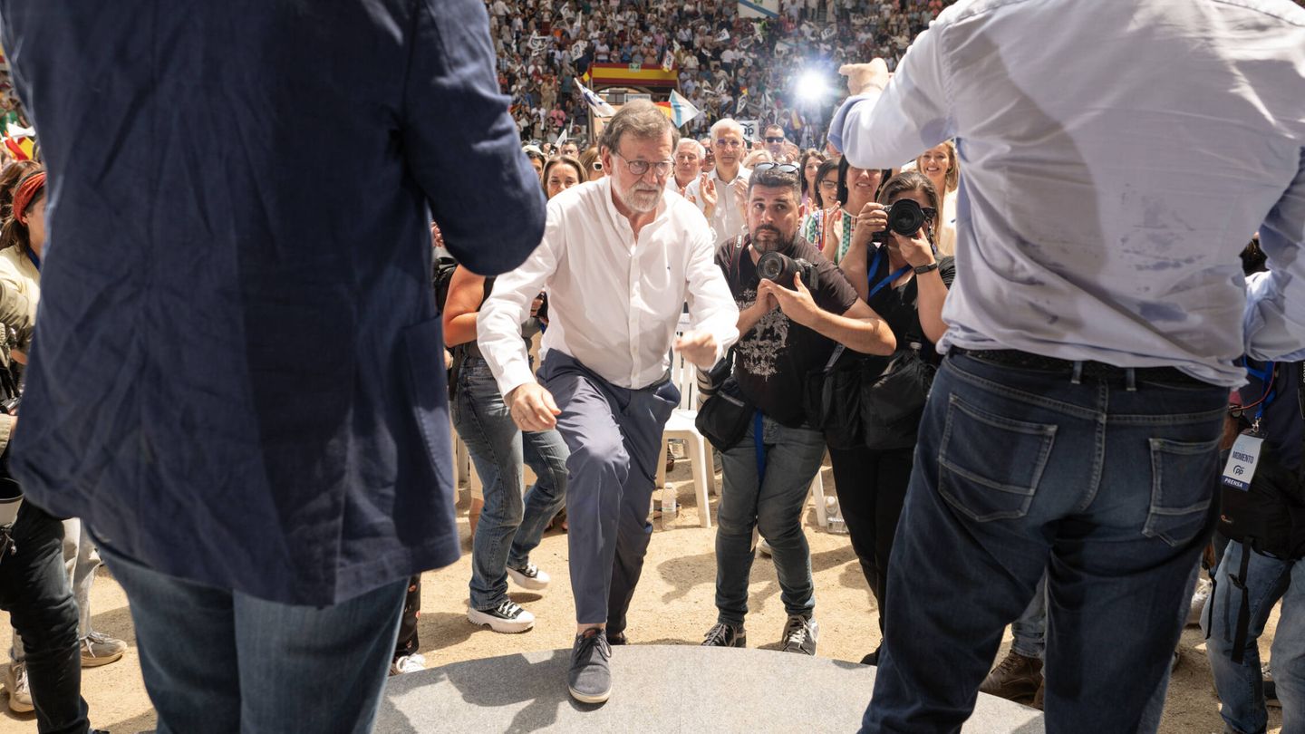 Rajoy llega a la plaza de toros entre aplausos. (B. L.)