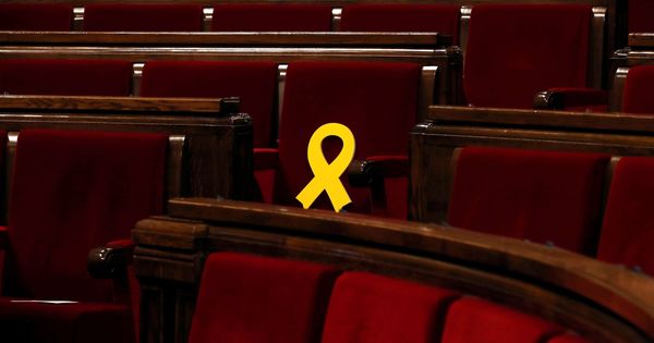 Foto: Vista del escaño del presidente de ERC, Oriol Junqueras, adornado con un lazo amarillo, poco antes del comienzo de la sesión constitutiva de la XII legislatura del Parlamento catalán. (EFE)