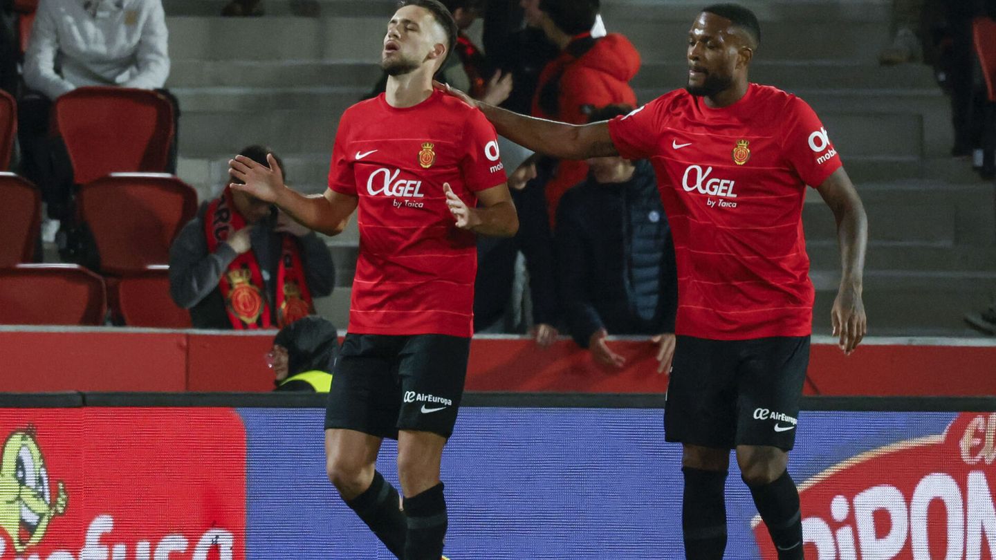 José Copete y Cyle Larin celebran el gol contra el Girona. (EFE/Cati Cladera)