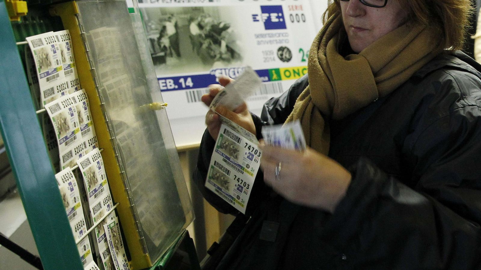 Foto: Una vendedora de cupones de la ONCE, en una imagen de archivo (EFE)