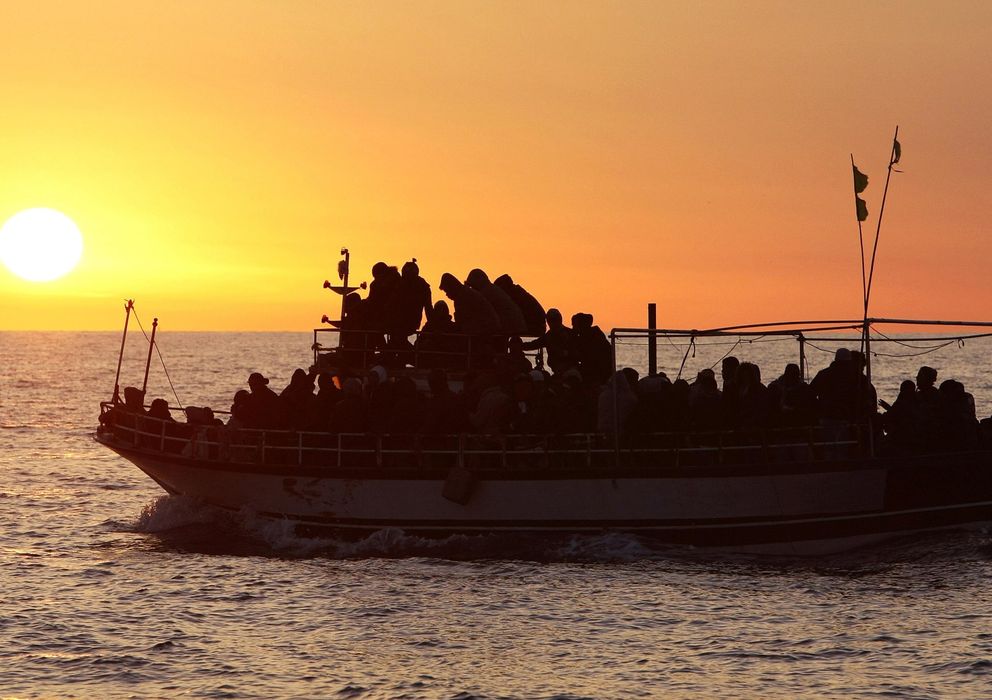 Foto: Inmigrantes en una de las barcas que llega a Lampedusa (Reuters)