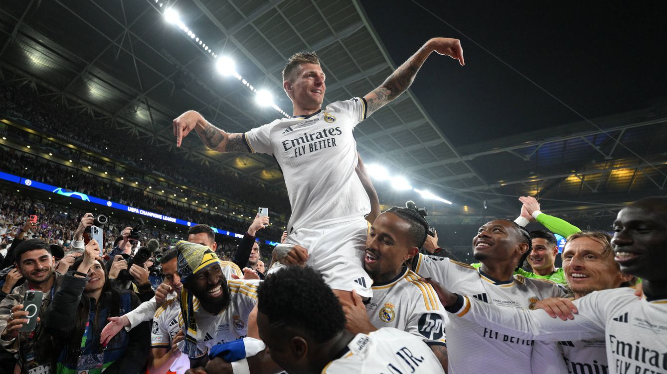 Foto: Los jugadores del Real Madrid levantan a Toni Kroos tras vencer en Wembley al Borussia Dortmund. (David Ramos/Getty Images)