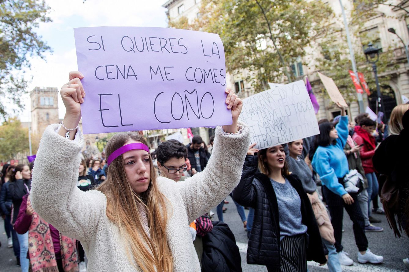 Una manifestante sostiene un cartel en un acto en favor de los derechos de las mujeres. (EFE)