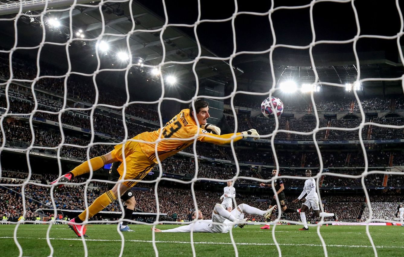 Courtois (i) encaja el primer gol del Manchester City en la ida de octavos de final de la Champions. (EFE)