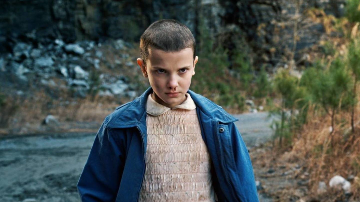 Millie haciendo de Eleven en la serie 'Stranger Things'. (Netflix)
