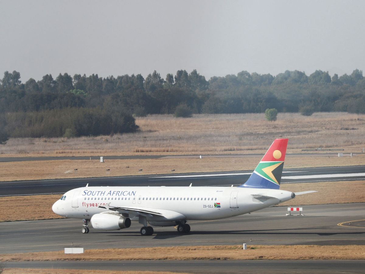 Foto:  La aerolínea nacional sudafricana saa reanuda sus vuelos tras un año de interrupción (REUTERS/Siphiwe Sibeko)