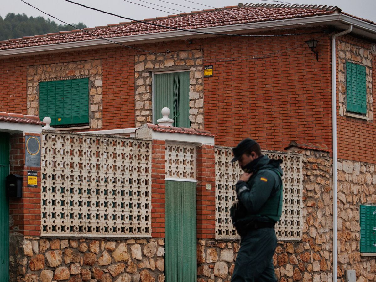 Foto: Un guardia civil, custodiando la entrada de la casa de los hermanos de Morata de Tajuña asesinados. (EP/Alejandro Martínez Vélez)