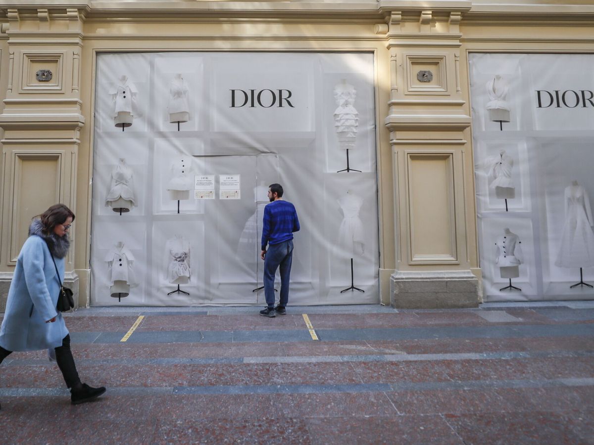 Foto: Tienda de Dior de Moscú, cerrada tras haber suspendido sus operaciones en Rusia por la invasión a Ucrania. (EFE/Yuti Kochetkov)