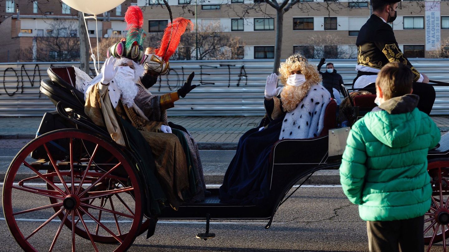 Los Reyes Magos pasean en calesa por las calles de Valladolid. (EFE/Gallego)
