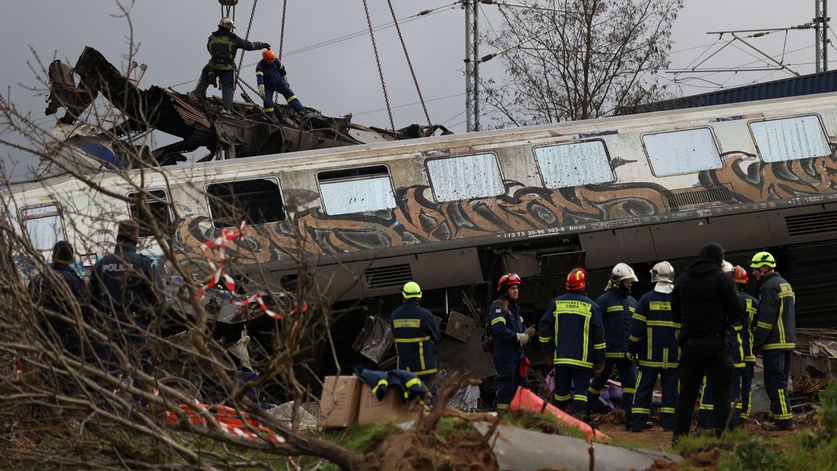Dimite el ministro de Transportes griego tras el accidente de tren que deja al menos 38 muertos