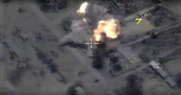 Foto: Fotograma de un video facilitado por el Ministerio de Defensa ruso de una vista aérea tras bombardeos misiles de crucero Kalibr en Palmira, Siria. (EFE)
