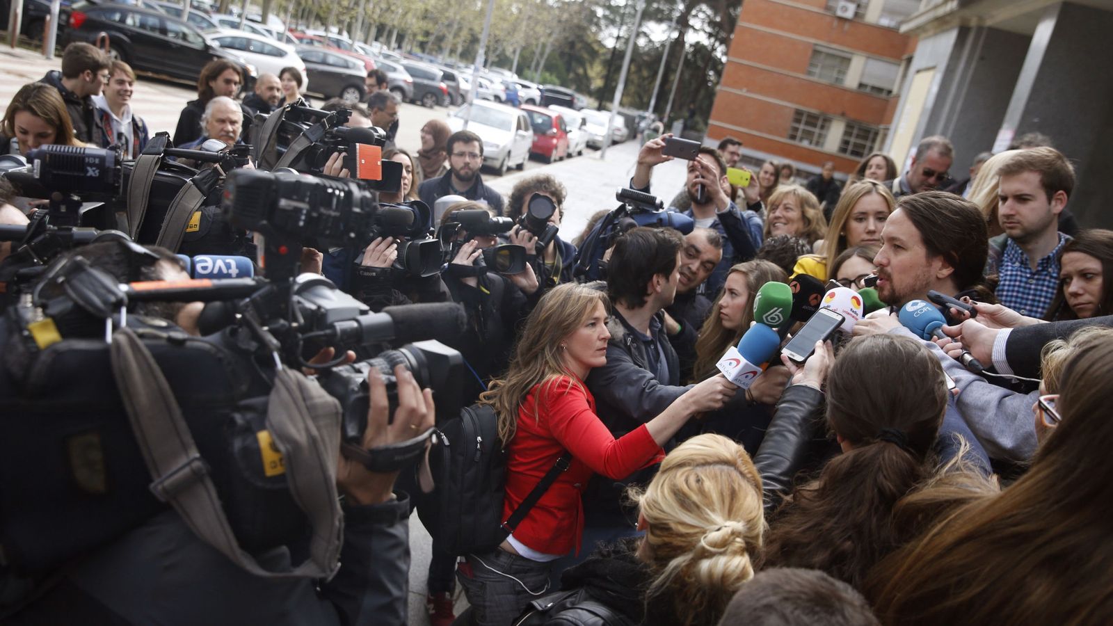 Foto: Pablo Iglesias interviene ante los medios de comunicación el pasado jueves en la Facultad de Filosofía de la UCM. (EFE)