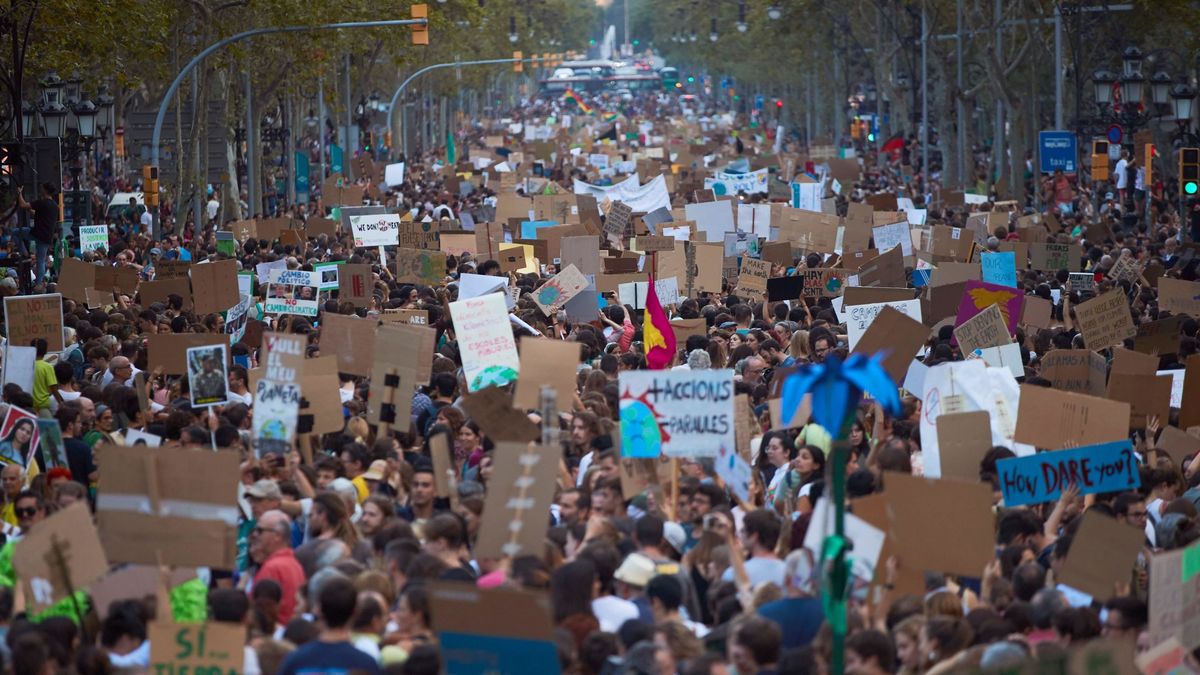Miles de personas se manifiestan por España en el cierre de la Semana del Clima