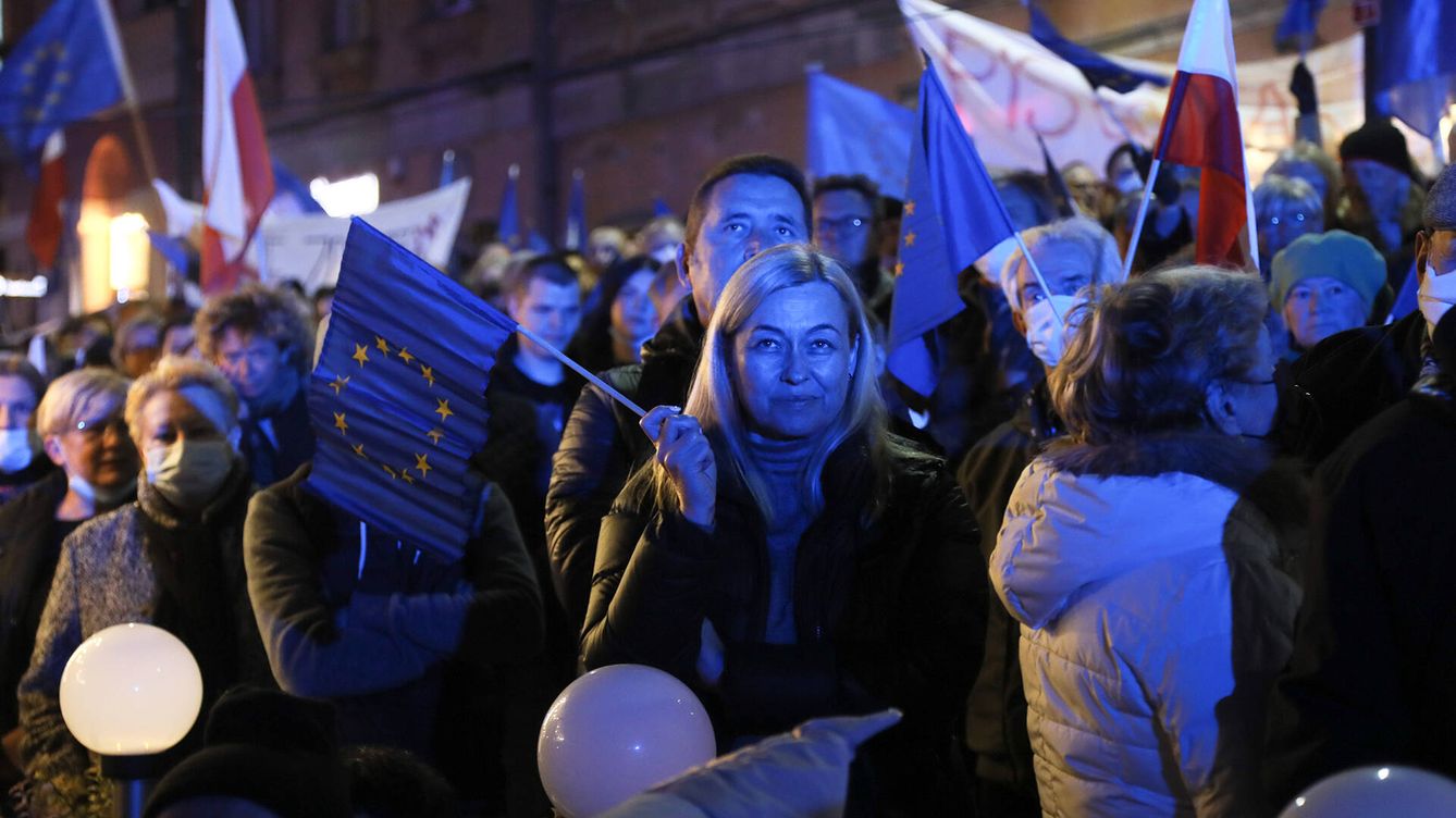 Foto: Protesta en Varsovia contra la sentencia del Tribunal Constitucional en la que declaraba los tratados de la UE incompatibles con la constitución polaca. (Getty/Magdalena Chodownik)