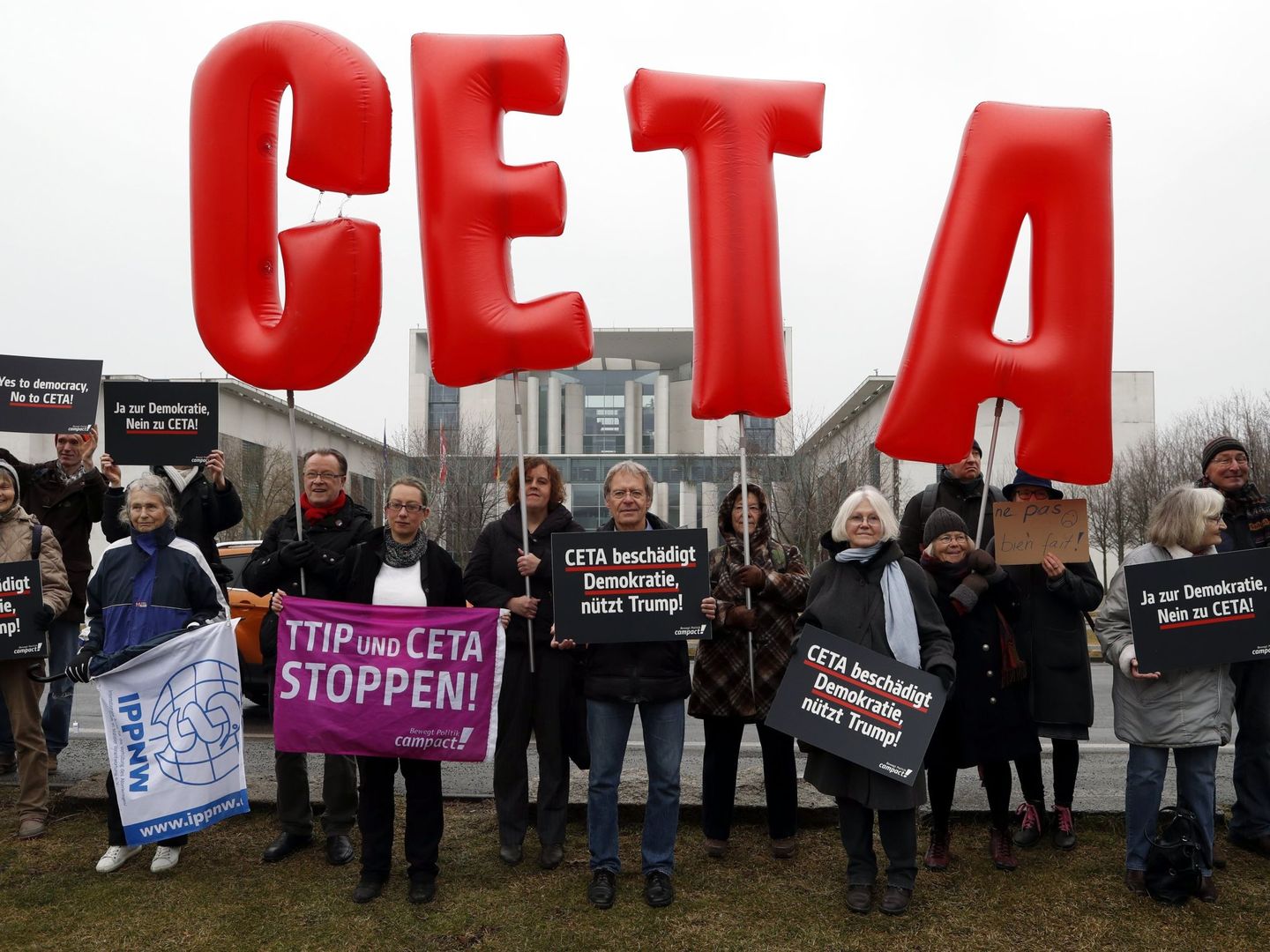 Protesta contra el CETA en una visita de Justin Trudeau a Alemania. (EFE)