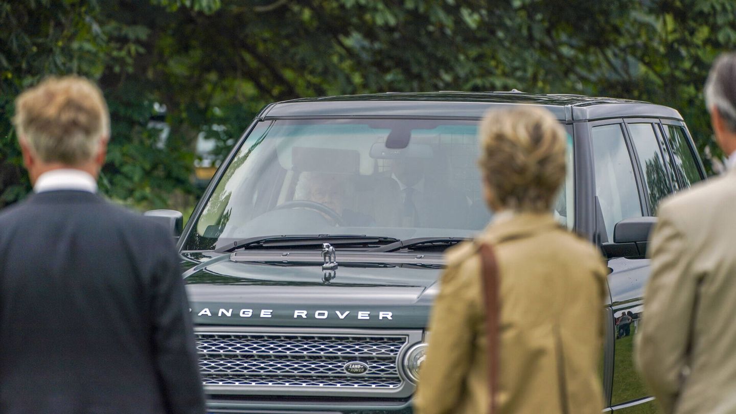 Isabel II llegando al Royal Windsor Horse Show al volante de un Range Rover. (Gtres)