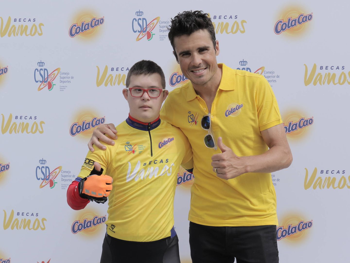 El joven ciclista Borja Gómez, junto al triatleta Javier Gómez Noya.
