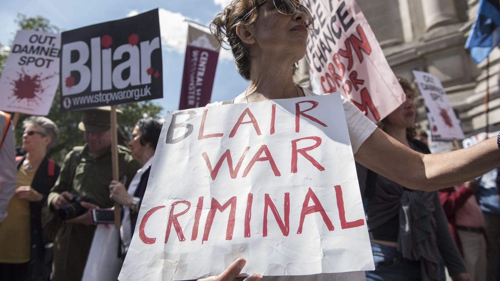 Foto: Manifestación pidiendo que se juzgue a Tony Blair por crímenes de guerra en Londres, el 6 de julio de 2016 (Reuters)