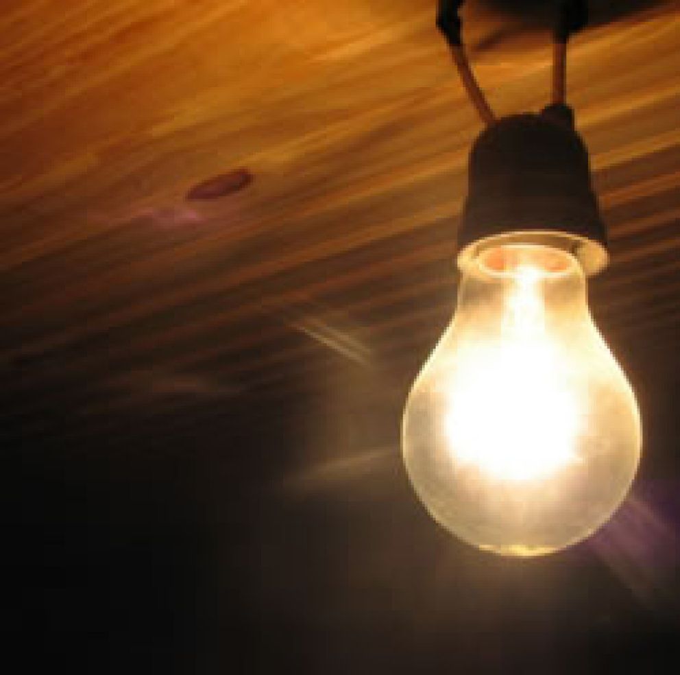 Foto: La luz subirá cerca del 10% en enero después de que la subasta eléctrica arroje alzas del 21,3%