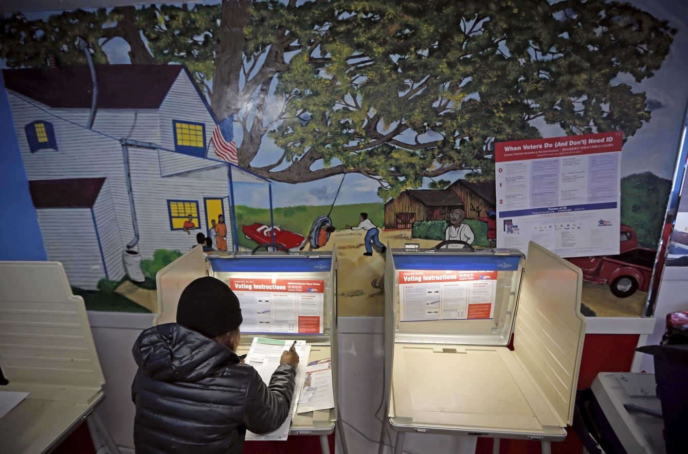 Una mujer vota en un centro electoral en un restaurante de Chicago, durante las primarias de Illinois, el 15 de marzo de 2016. (Reuters)