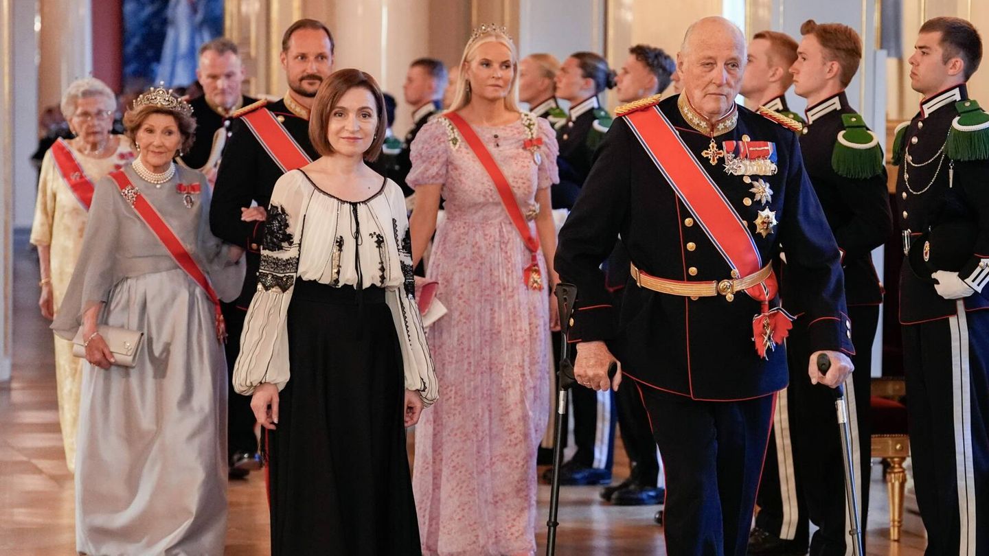 La familia real, junto a la presidenta de Moldavia. (Cordon Press)