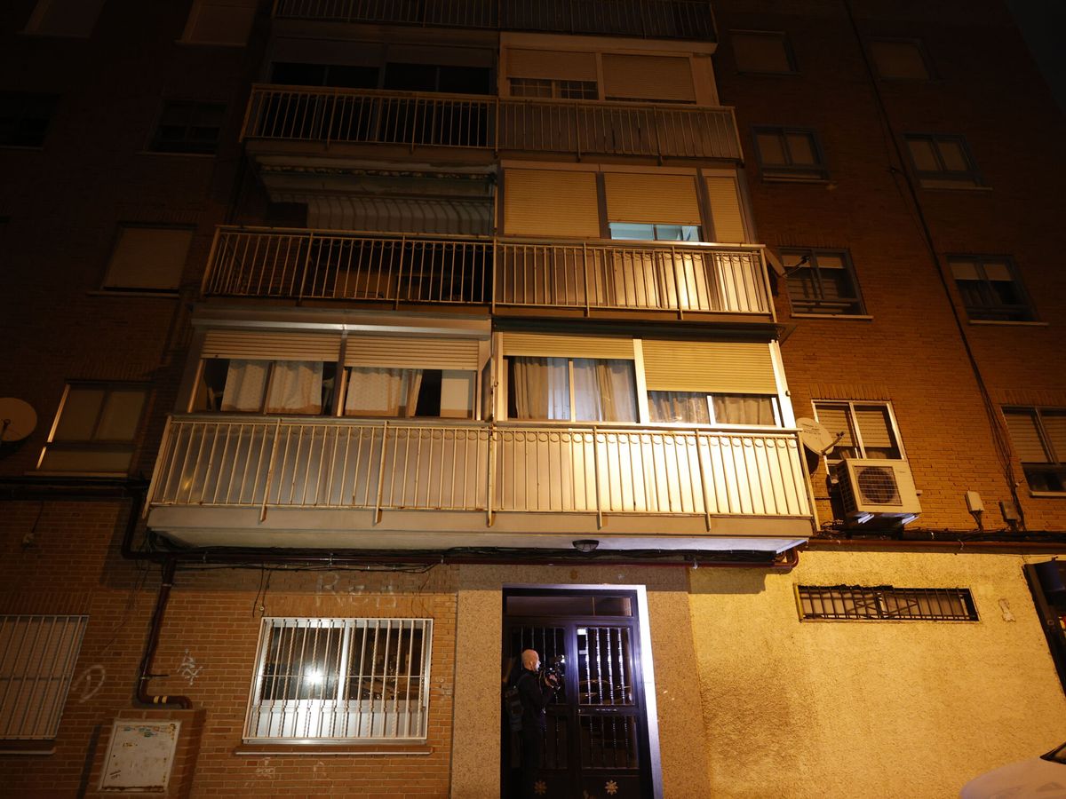 Foto: El edificio donde vivía la pareja en Fuenlabrada. (EFE/Javier Lizón)
