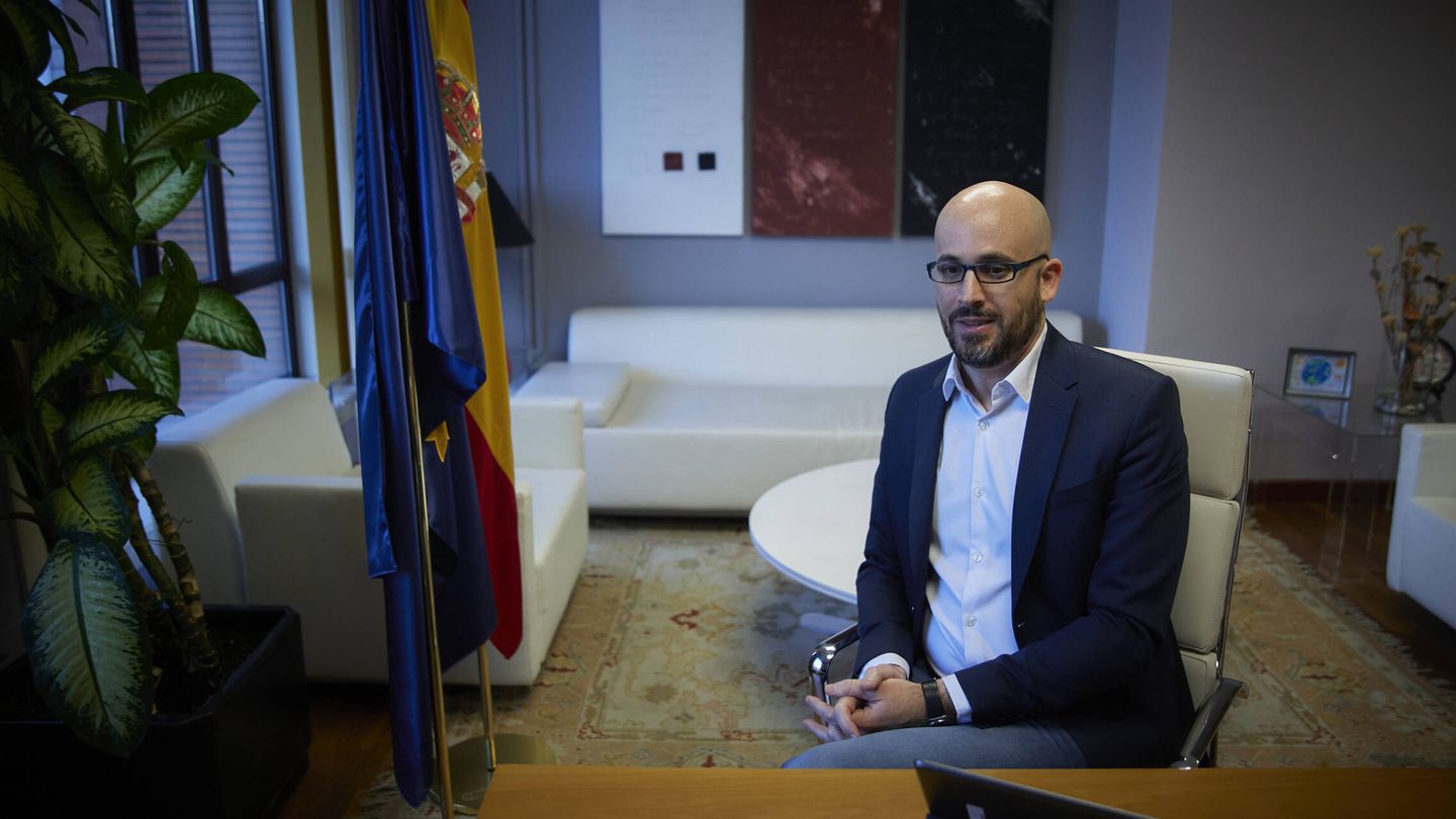 Nacho Álvarez en su despacho del Ministerio. (J. H.)