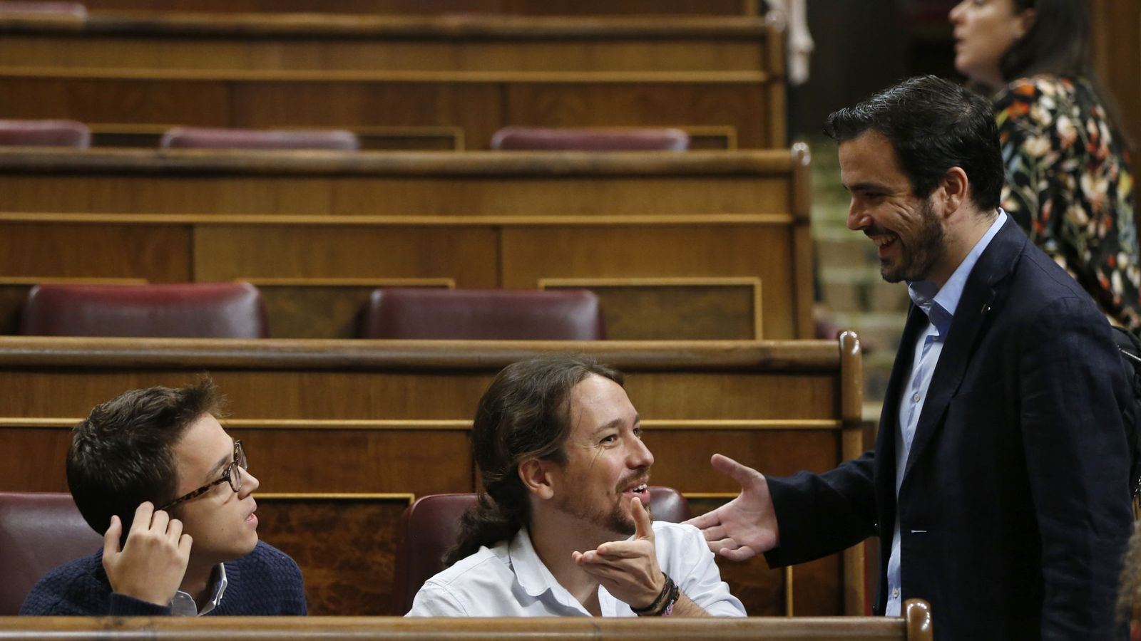 Foto: El líder de IU, Alberto Garzón (d), conversa con el secretario general de Podemos, Pablo Iglesias (c), y el portavoz parlamentario de Unidos Podemos, Íñigo Errejón (i), al inicio de un pleno. (EFE)