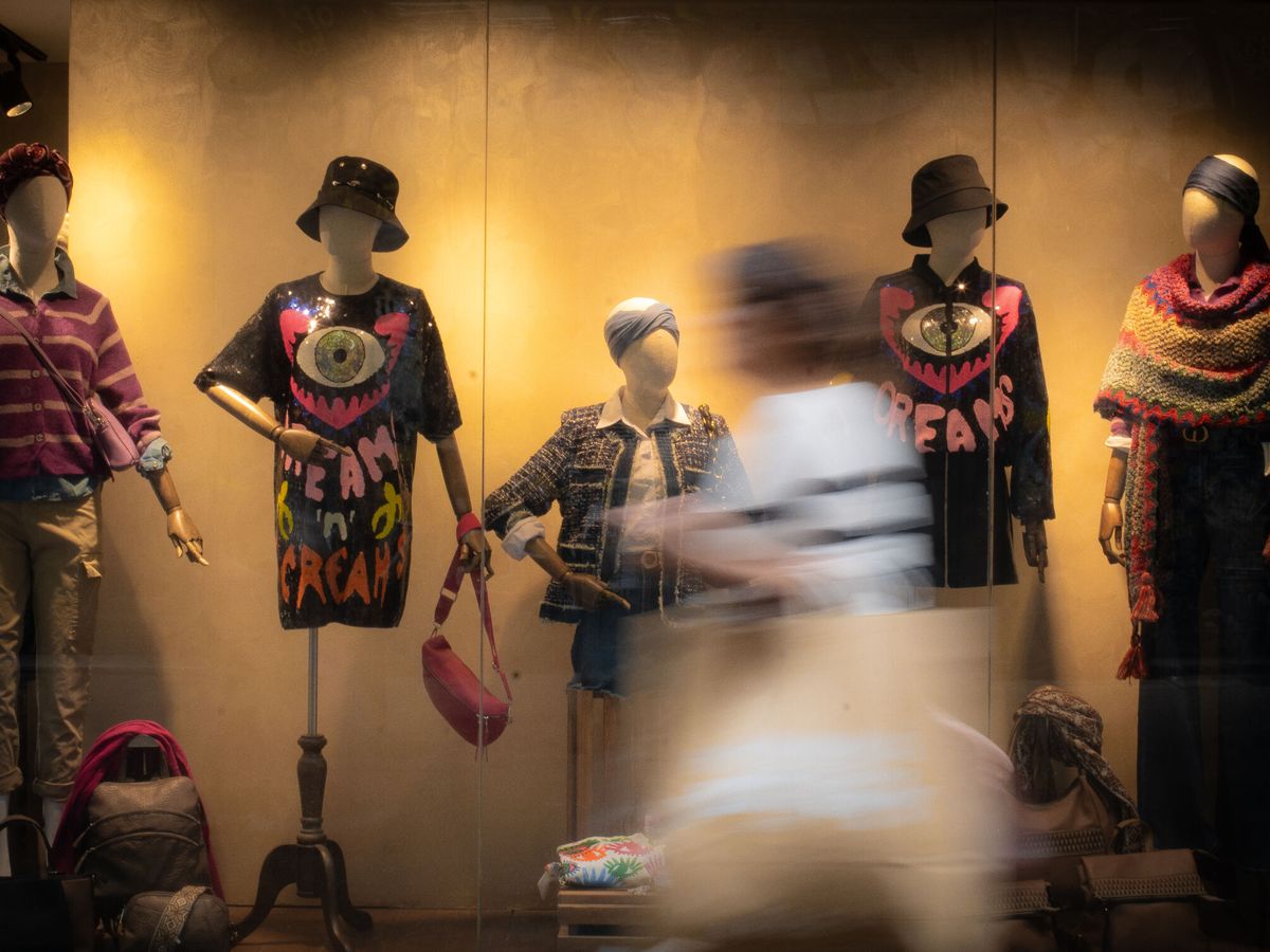 Foto: Varios maniquíes en una tienda de ropa en Barcelona. (Europa Press/David Zorrakino)