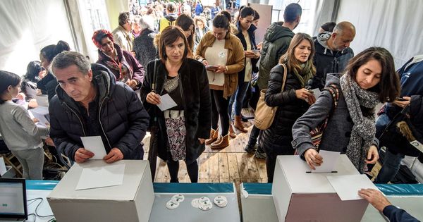 Foto: Diversas personas votan en la consulta soberanista celebrada por Gure Esku Dago en noviembre en Getxo. (EFE)