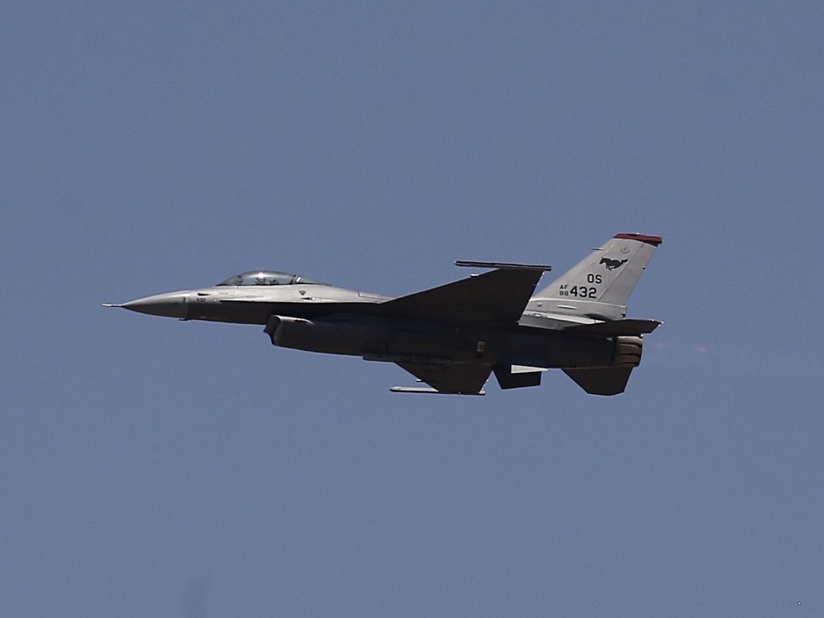 Foto: Un Falcon F-16 en una imagen de archivo. (EFE/EPA/Jagadeesh NV)