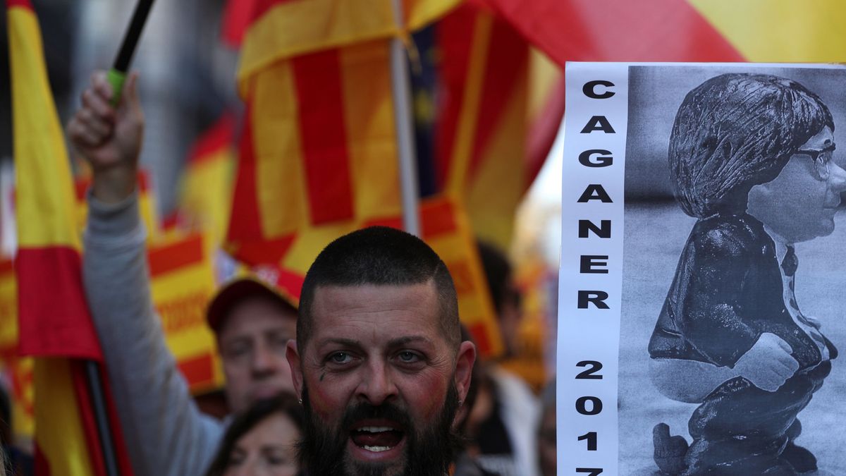 12.000 personas salen a la calle en Barcelona para mostrar su apoyo a la Constitución