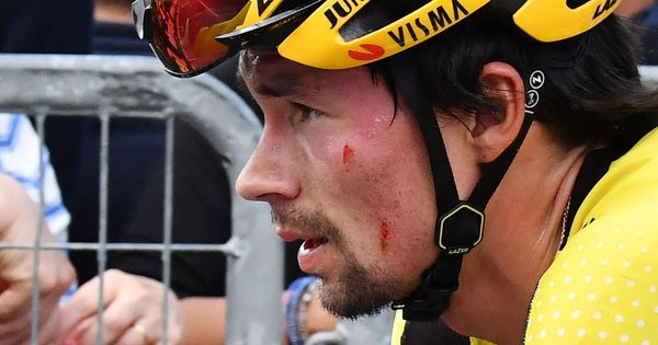 Foto: Primoz Roglic, herido tras su caída en el descenso del Civiglio. (EFE)