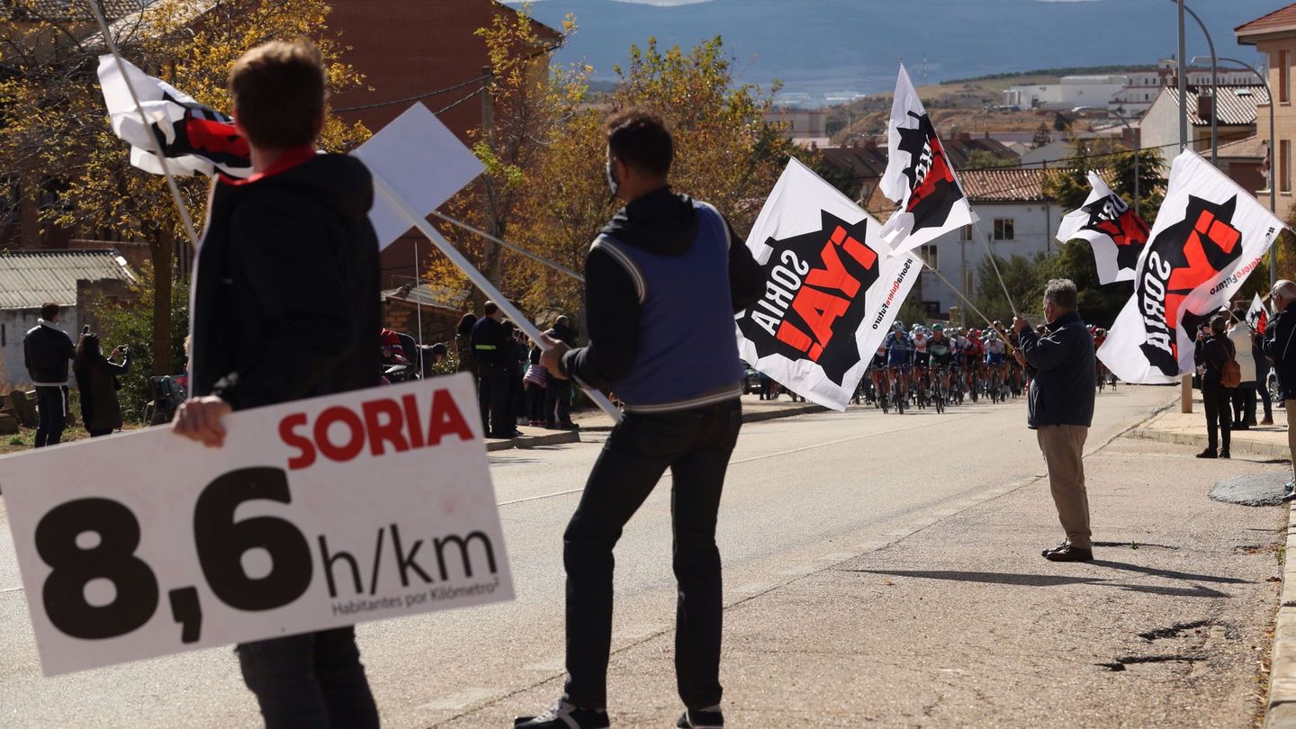 Personas de la plataforma ciudadana Soria ¡Ya!, durante una etapa de la Vuelta Ciclista a España. (EFE/Kiko Huesca)