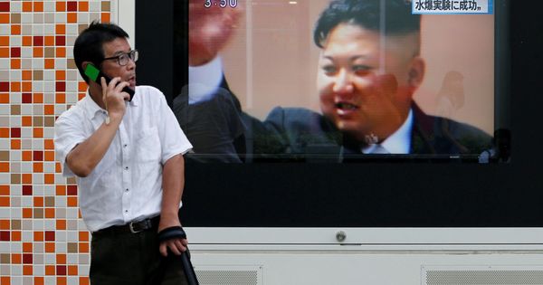 Foto: Un hombre pasa delante de un televisor donde se ve a Kim Jong-un tras la prueba nuclear de Corea del Norte, en Tokio, el 3 de septiembre de 2017. (Reuters)