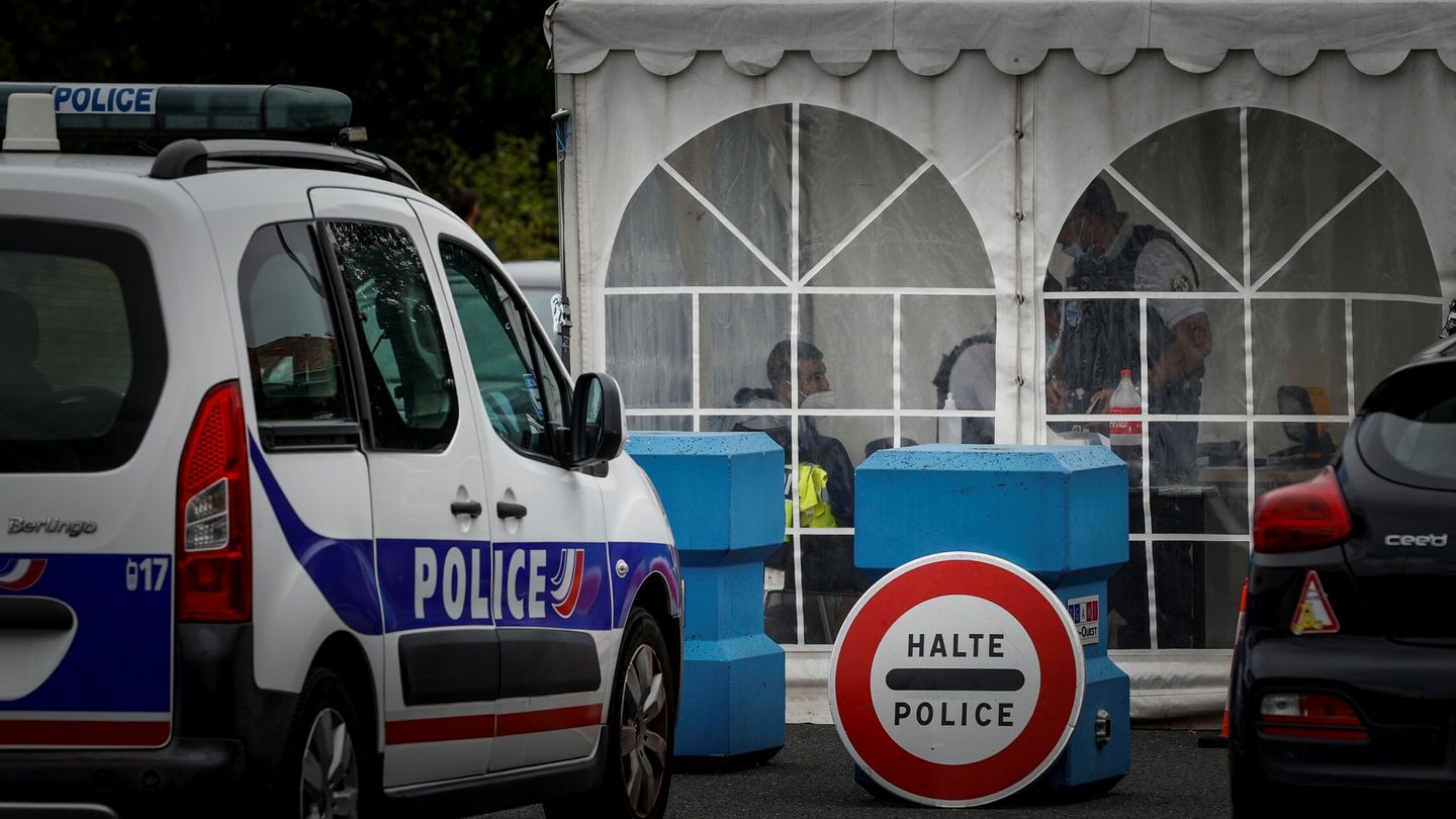 La Policía Nacional francesa mantiene vehículos de combustión en las tareas con más kilometraje. (EFE Javier Etxezarreta)